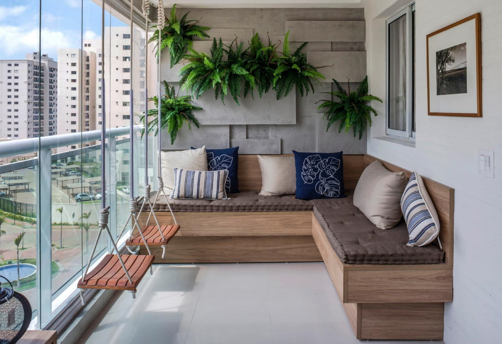 Узкий балкон дизайн с диваном
