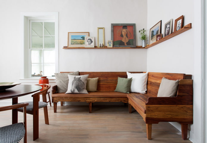 деревянный диван в интерьере кухни