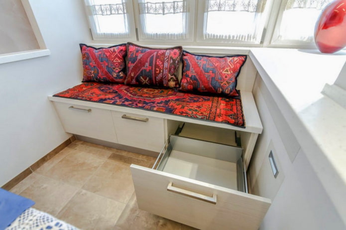 диван с ящиками для хранения в интерьере кухни