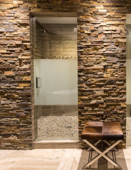 декоративная каменная отделка дверного проема в интерьере