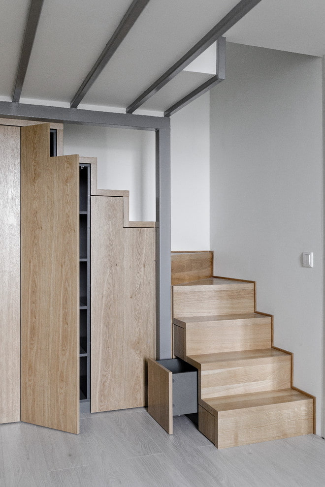 Встроенный шкаф под лестницей: достоинства и недостатки, виды конструкций