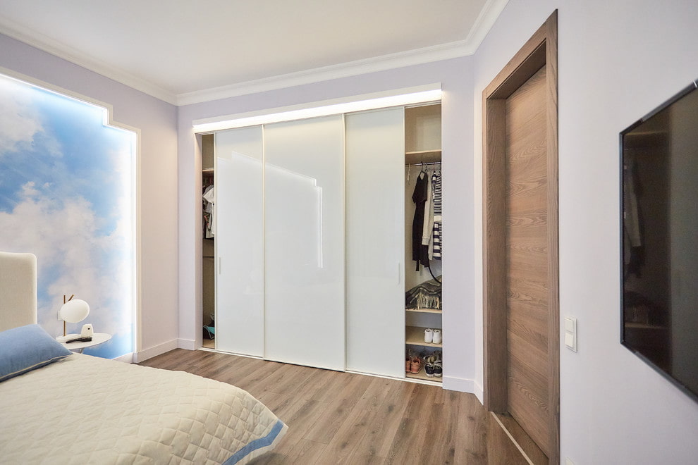 Красивые шкафы купе в спальню с зеркалом – 5 фото с идеями дизайна