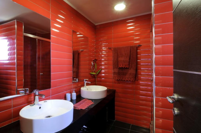 меблировка ванной комнаты в красных оттенках