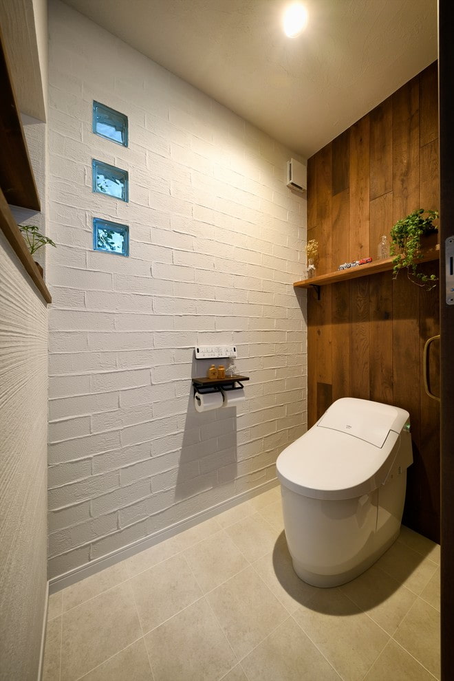Белый туалет с деревянной фальш-стеной
