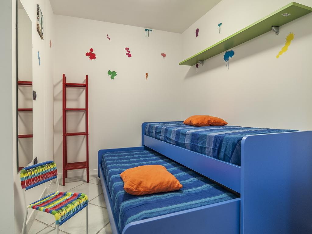 Дизайн детской комнаты от 12 кв м для школьника. Модные дизайнерские идеи и красивая мебель