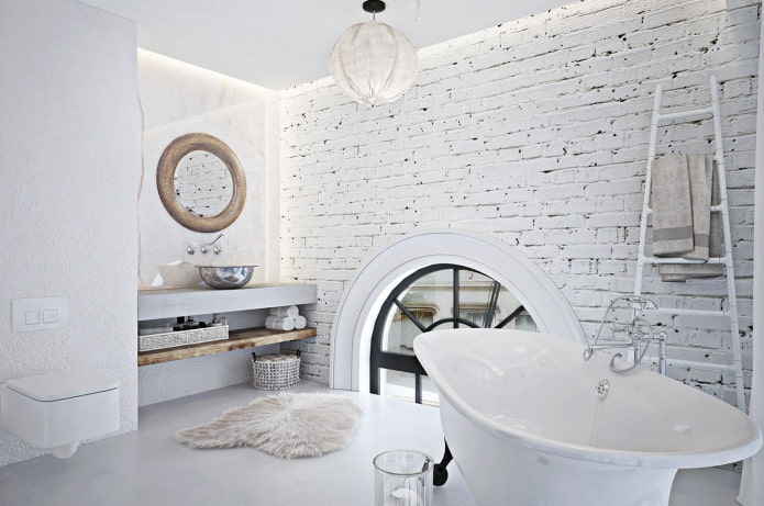 ванная в белых тонах в стиле лофт