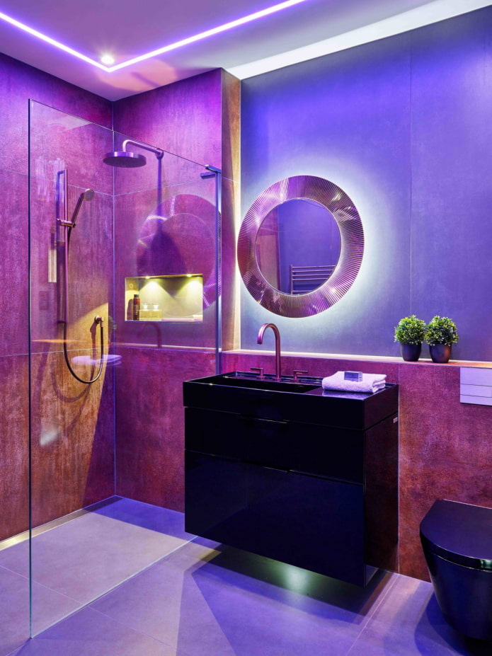 Черно-фиолетовая ванная с подсветкой