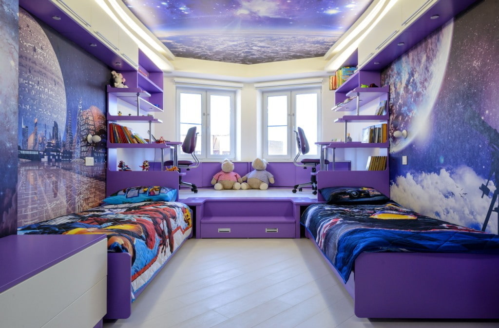 Фиолетовая спальня с белой мебелью - 78 фото