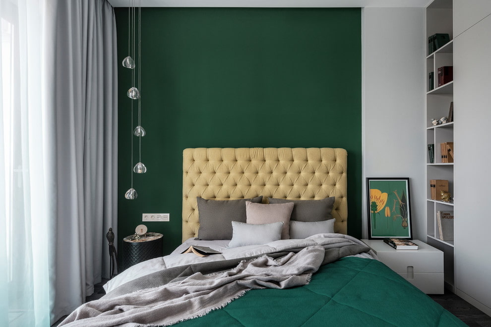 Спальня в зеленых тонах с белой мебелью - 82 фото