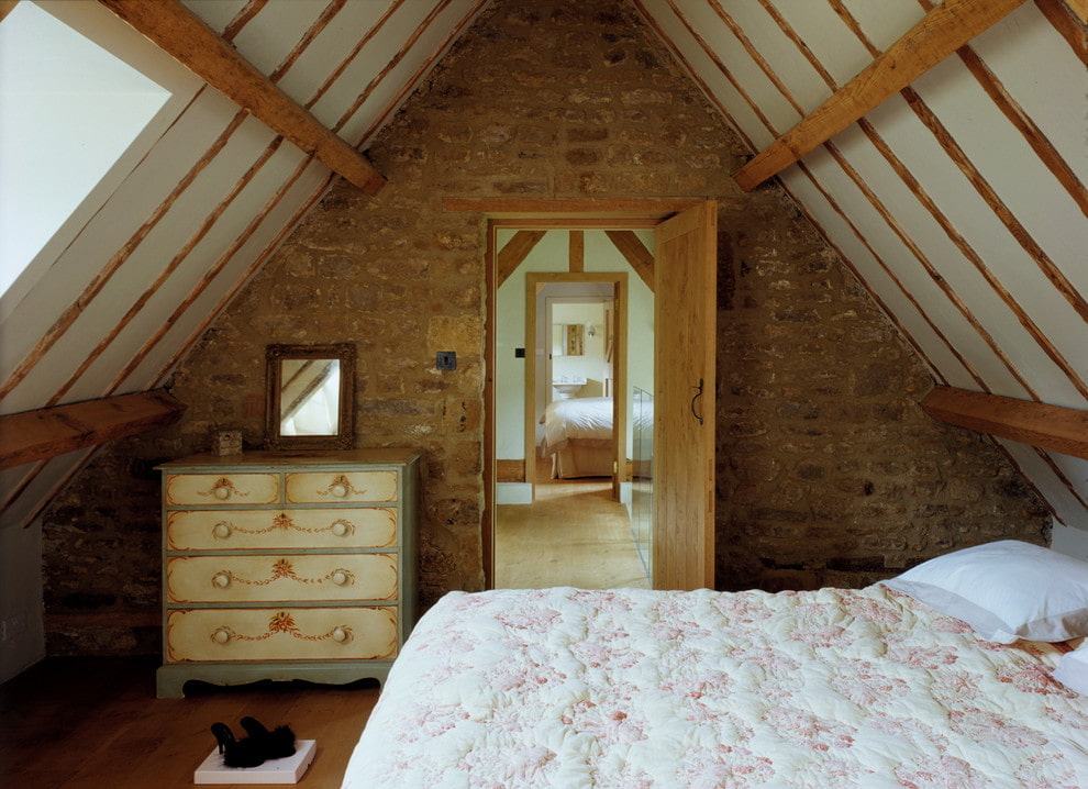 Спальня с ломаной крышей интерьер