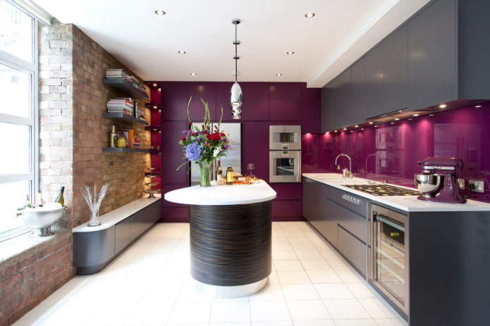 дизайн кухни в черно-фиолетовых тонах