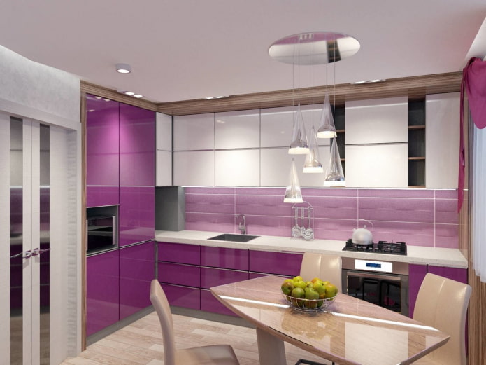декор и освещение в интерьере кухни в фиолетовых тонах