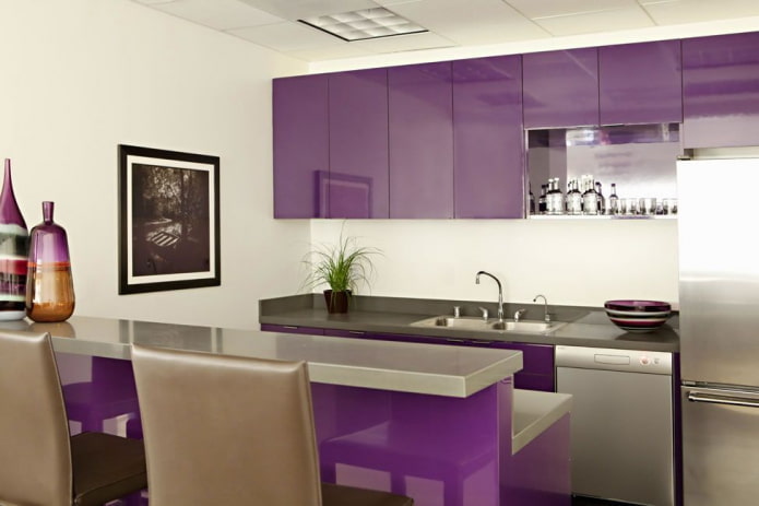 меблировка в интерьере кухни в фиолетовых тонах