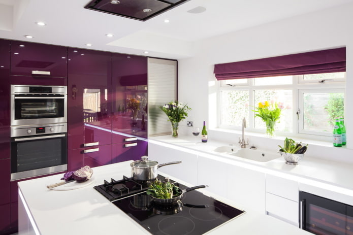 дизайн кухни в бело-фиолетовых тонах