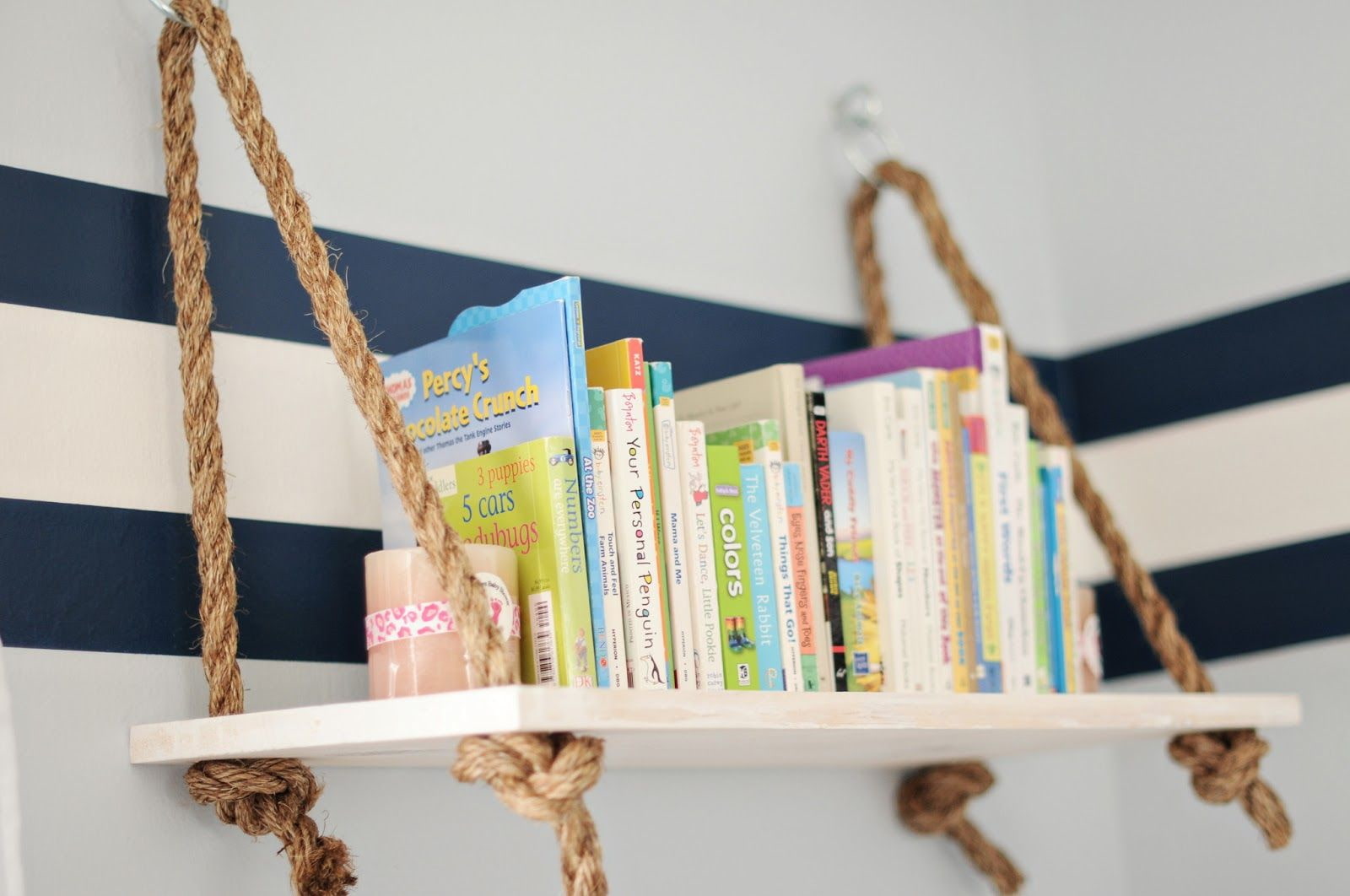 Полки в детскую комнату для книг и игрушек