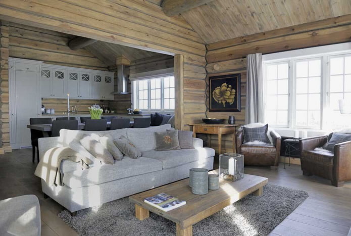 диван в деревянном доме