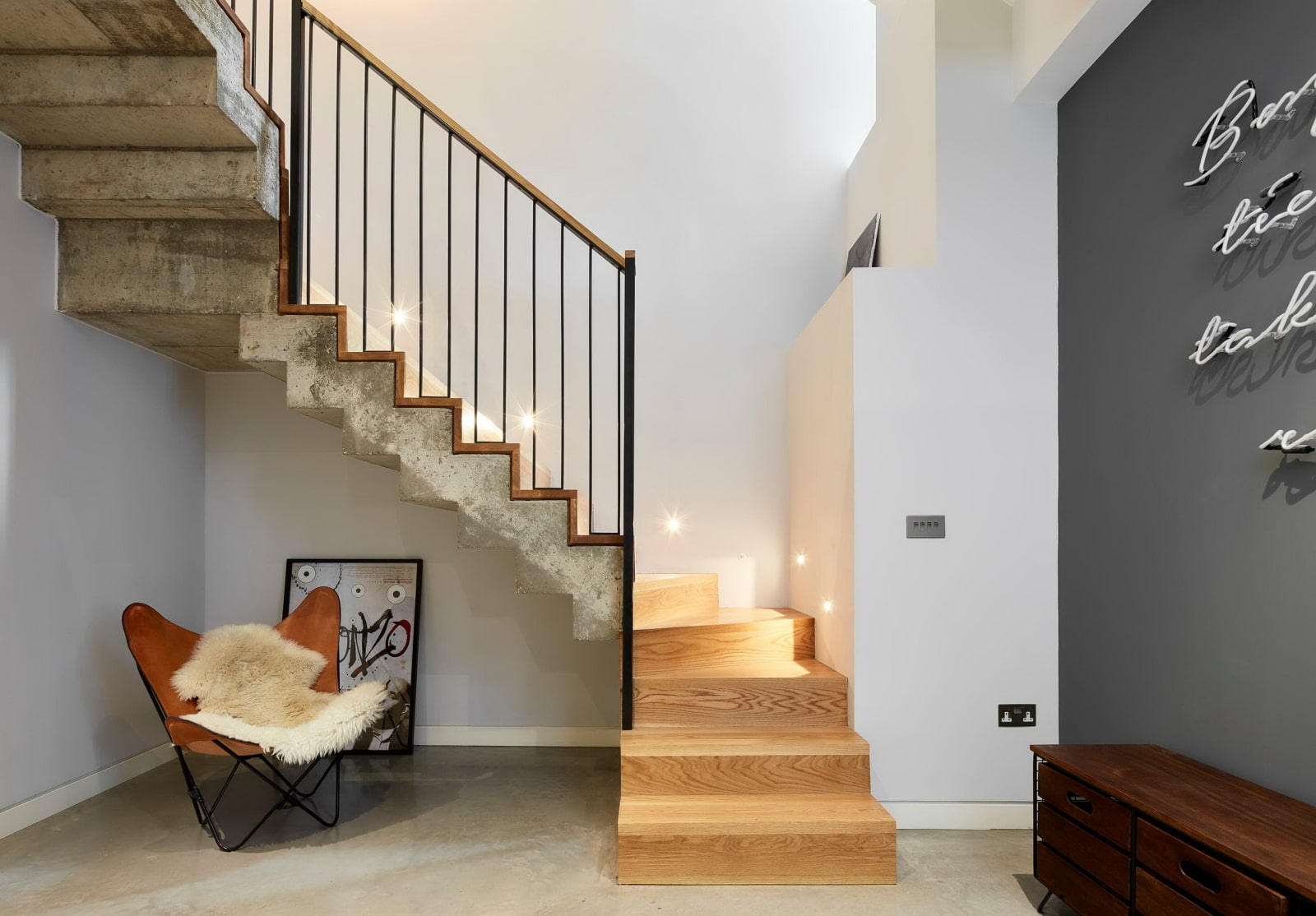 Дизайн лестницы в частном доме на второй этаж фото современном стиле