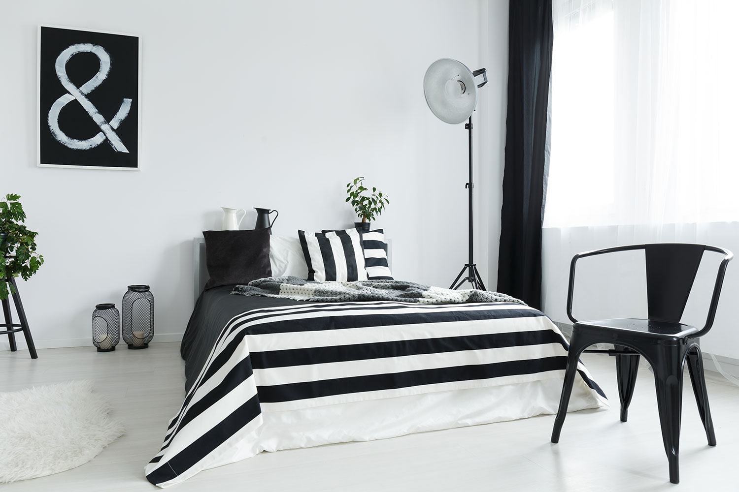 Dizajn spavaće sobe u sivim tonovima i crnoj boji, fotografija interijera