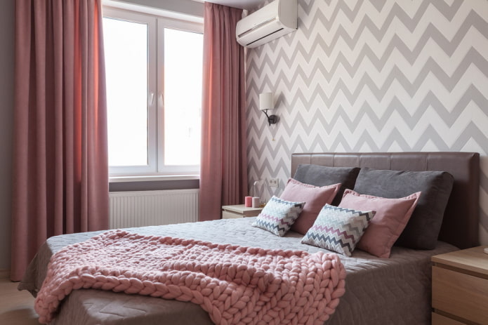 интерьер серо-розовой спальной комнаты