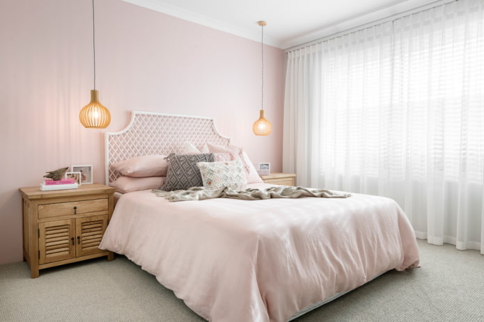 текстиль в интерьере спальни в розовых тонах