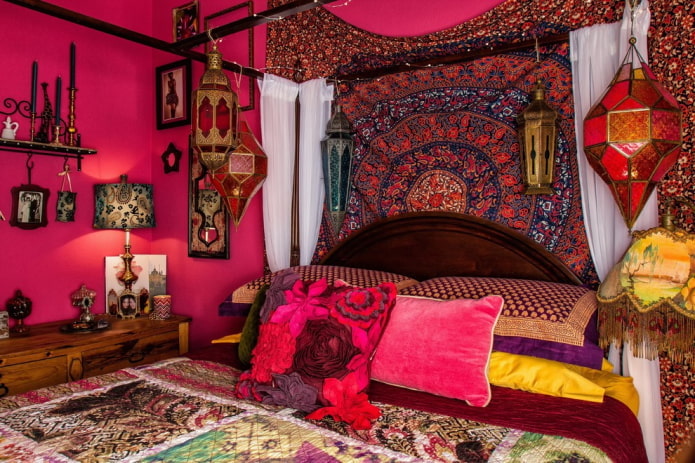 розовая спальная комната в стиле бохо