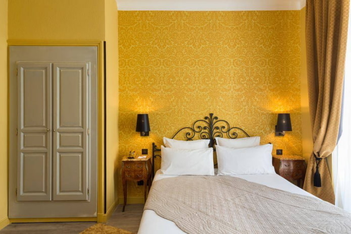 меблировка в интерьере спальни в желтых тонах