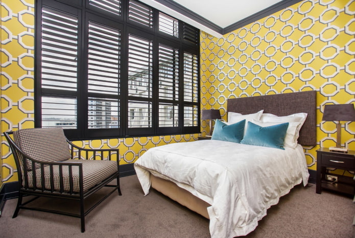 Интерьер спальни с желтыми стенами