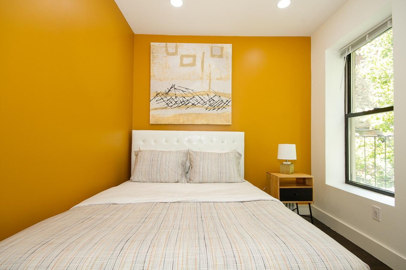 Желтые занавески в интерьере спальни
