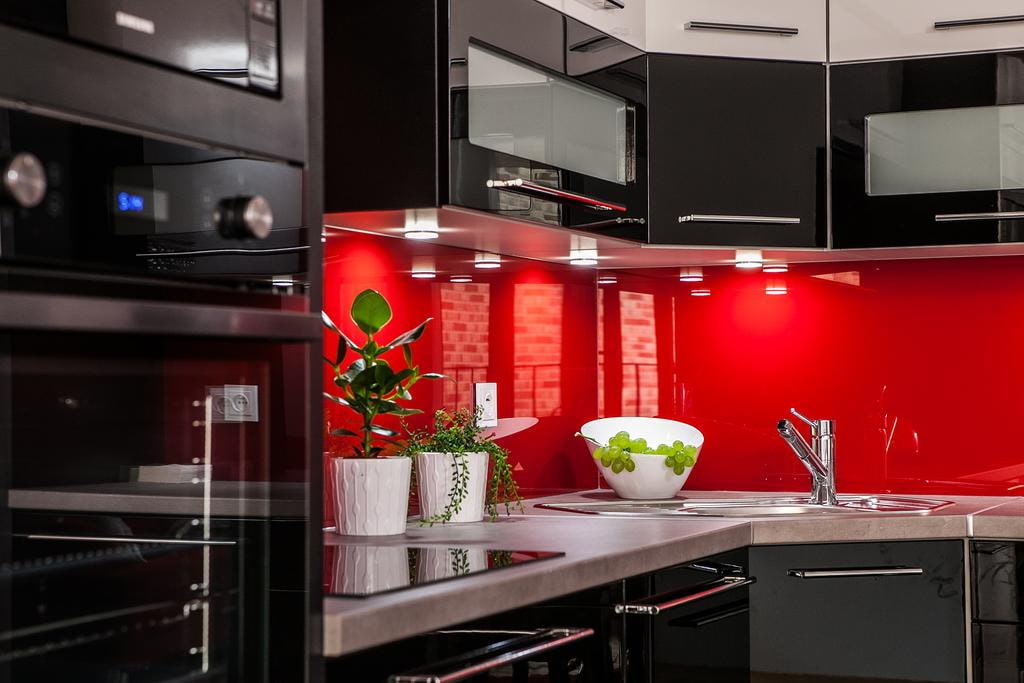 Выбираем правильный оттенок красного цвета для оформления кухни
