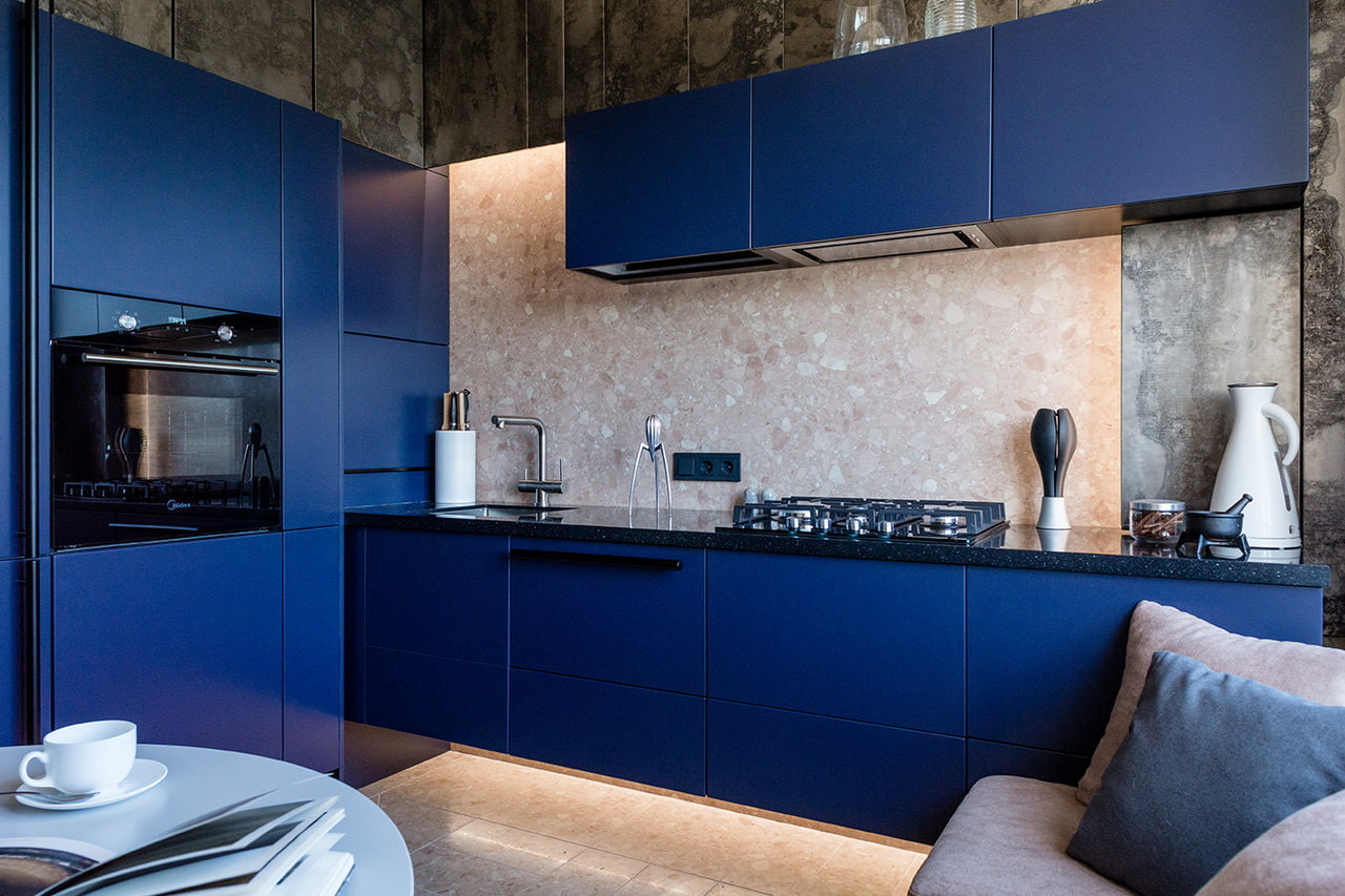С какими цветами сочетается синяя кухне в интерьере