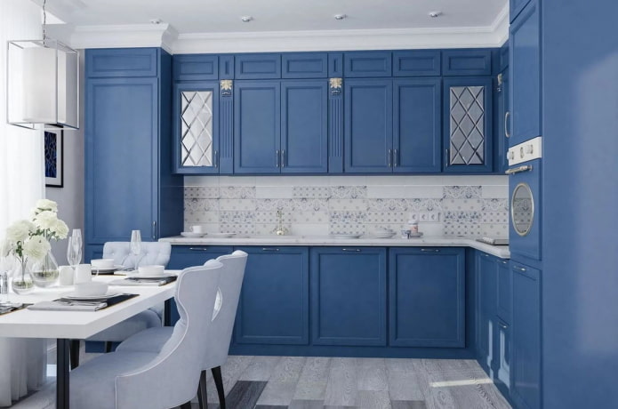 кухня в синих тонах в стиле неоклассика