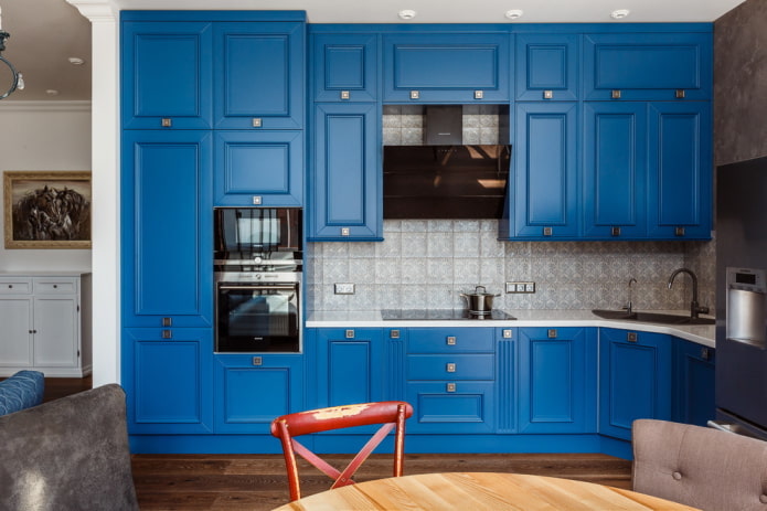кухня в синих тонах в стиле неоклассика