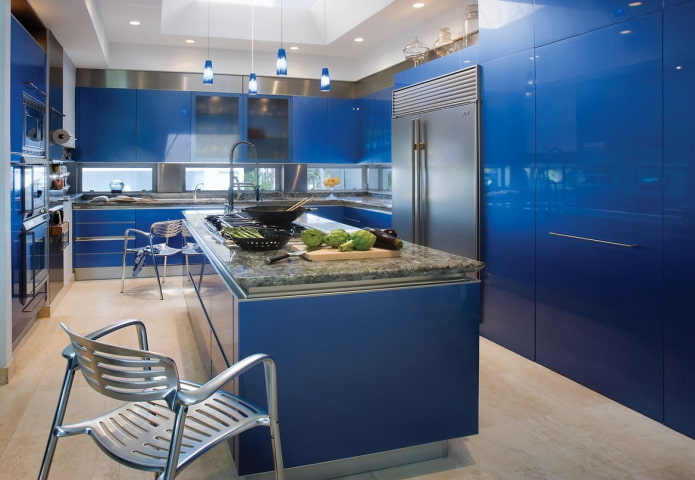 интерьер кухни в синих тонах