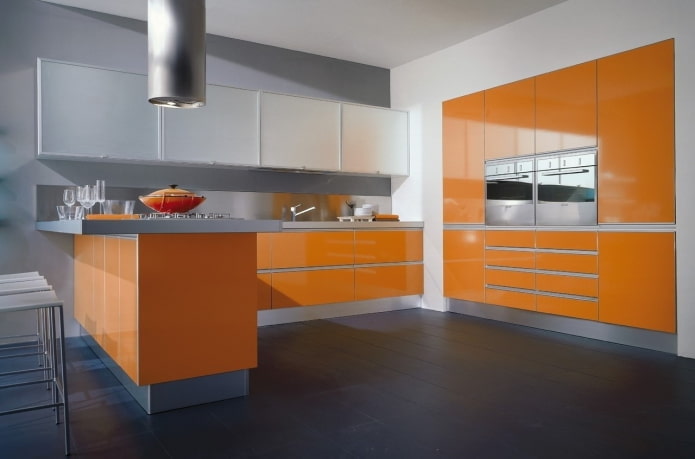интерьер кухни в серо-оранжевых тонах