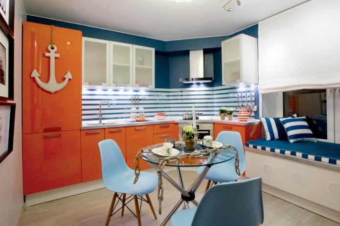 интерьер кухни в оранжево-синих тонах