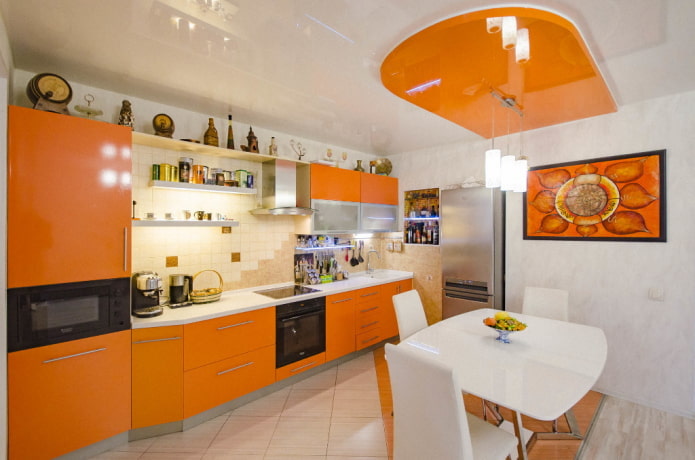 декор в интерьере кухни в оранжевых тонах