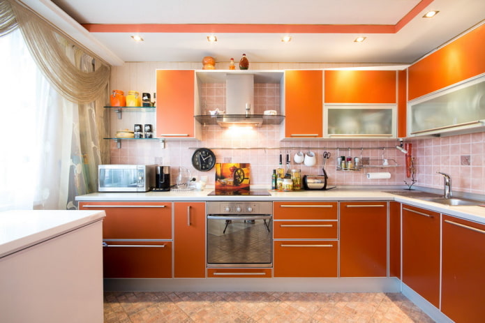 декор в интерьере кухни в оранжевых тонах