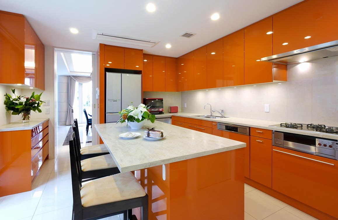 Оранжевые кухни в интерьере кухни фото