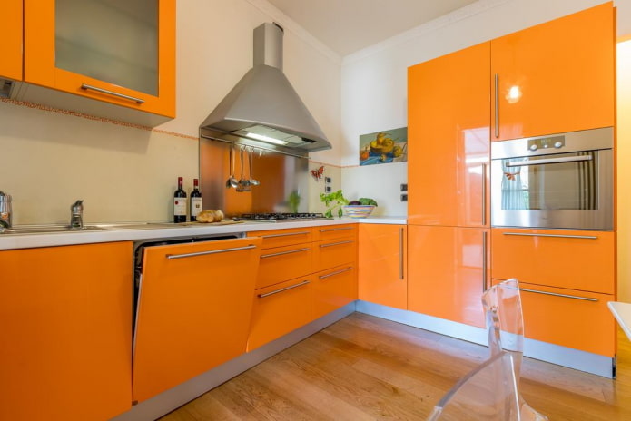 мебель и техника в интерьере кухни в оранжевых тонах