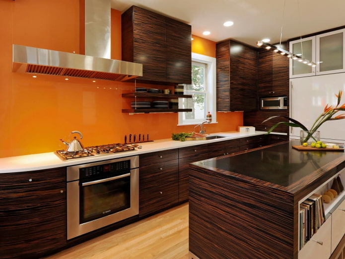 интерьер кухни в оранжево-коричневых тонах