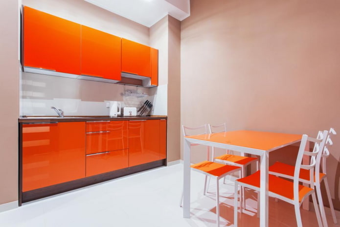 интерьер кухни в бежево-оранжевых тонах
