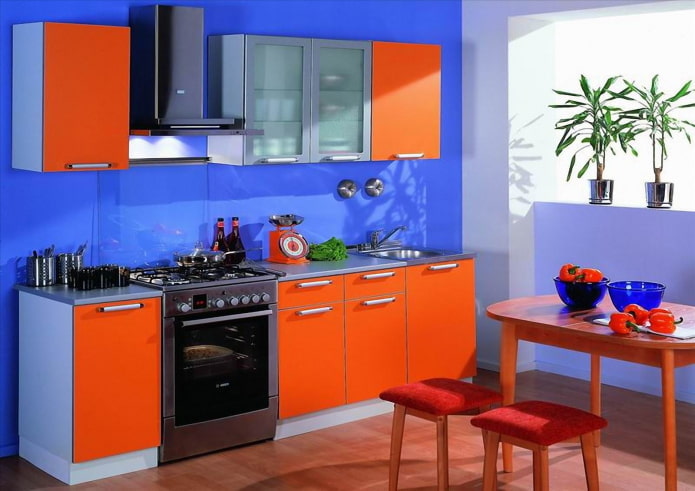 интерьер кухни в оранжево-голубых тонах