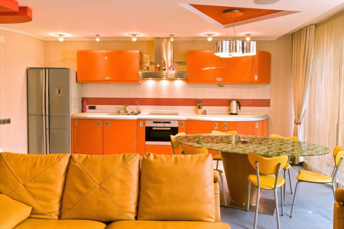 дизайн интерьера кухни-гостиной в оранжевых тонах