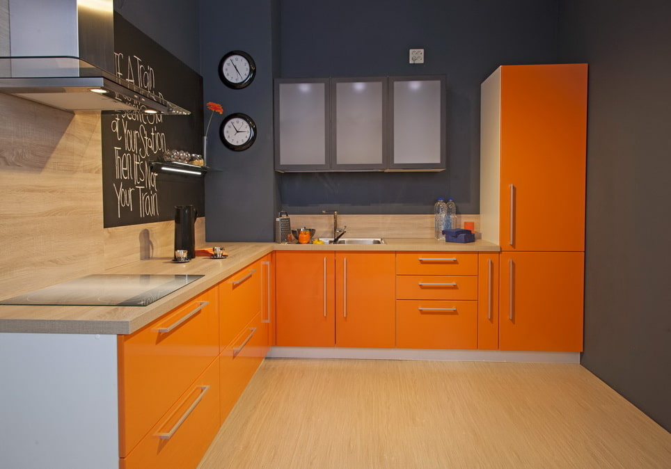 Оранжевые обои на кухне - 67 фото