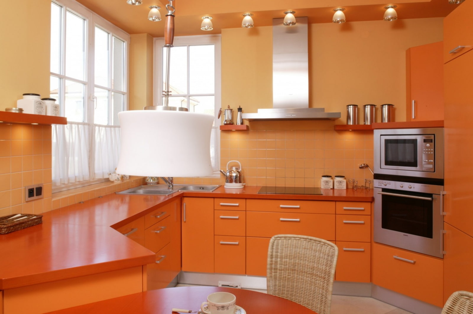 Как оформить оранжевую кухню