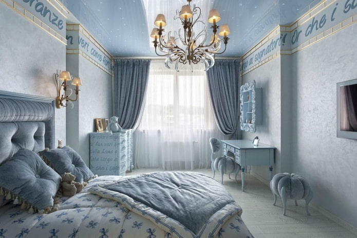 интерьер голубой спальни в классическом стиле