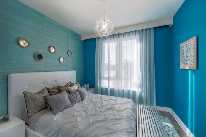текстиль и декор в интерьере голубой спальни