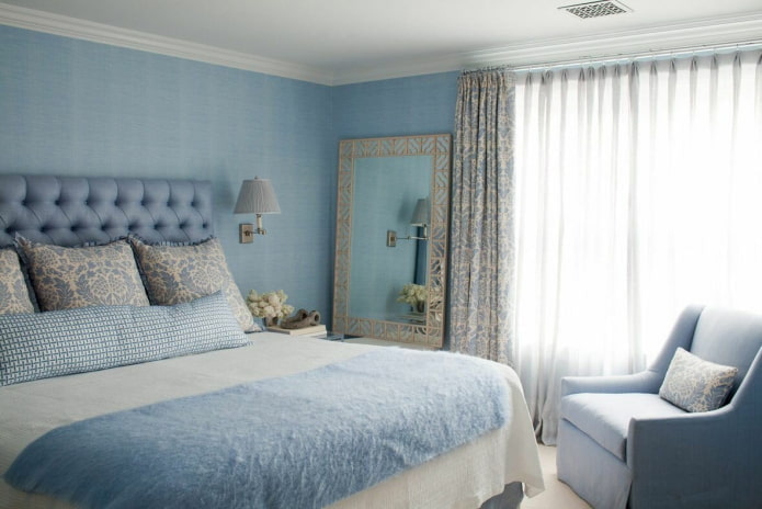 текстиль и декор в интерьере голубой спальни