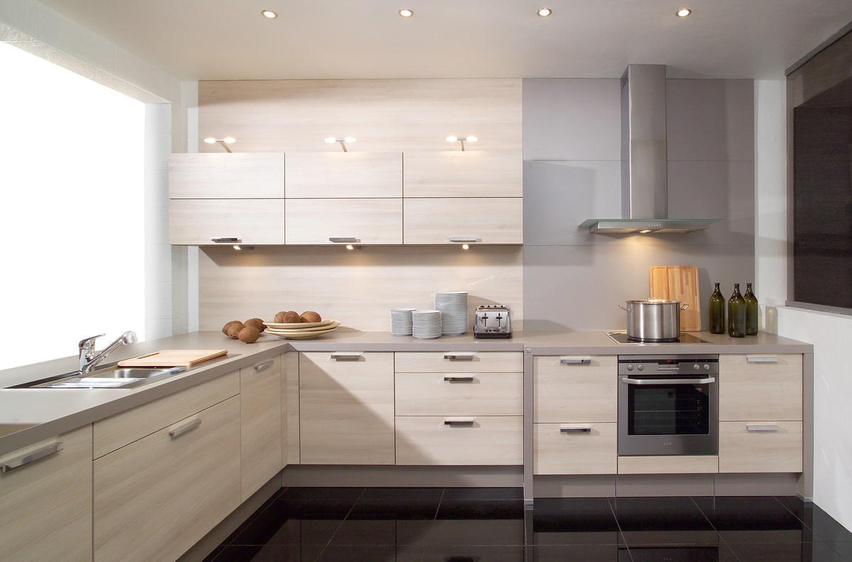Фото угловых кухонь в современном стиле и светлых тонах