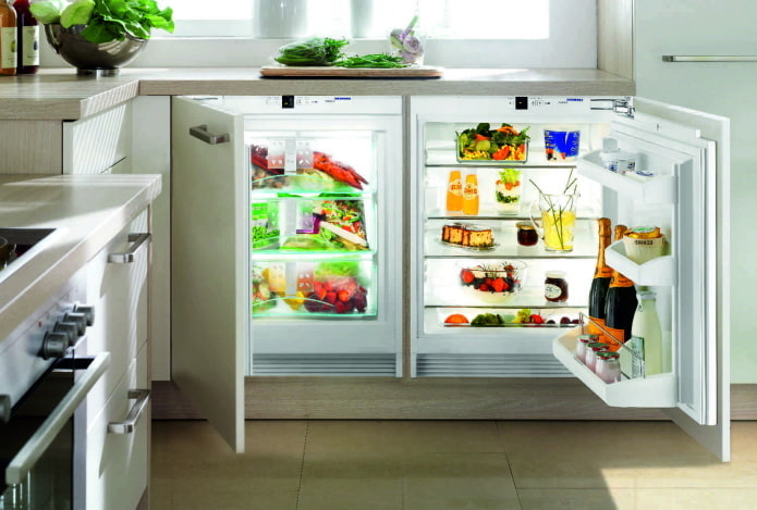 холодильник под столешницей в интерьере кухни